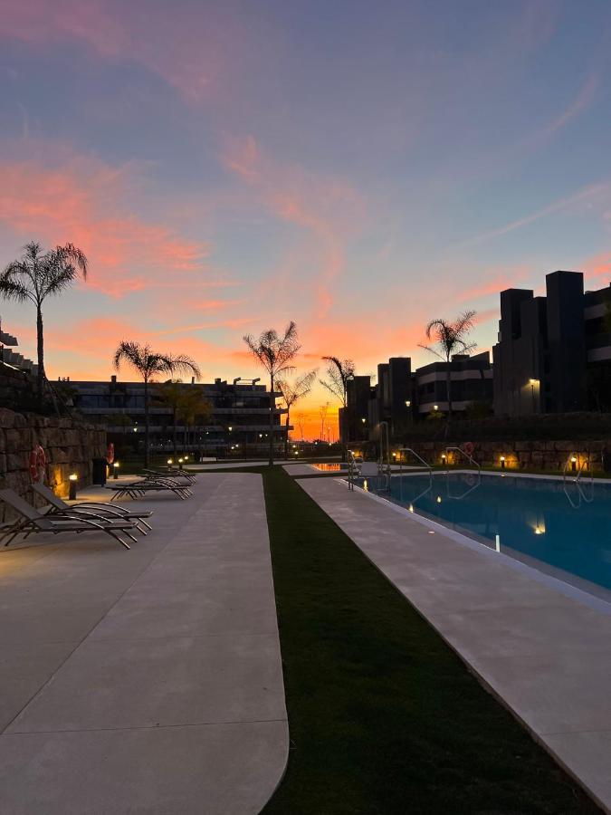 The Golden Oasis Penthouse Apartment เอสเตโปนา ภายนอก รูปภาพ