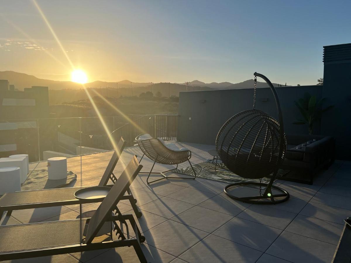 The Golden Oasis Penthouse Apartment เอสเตโปนา ภายนอก รูปภาพ